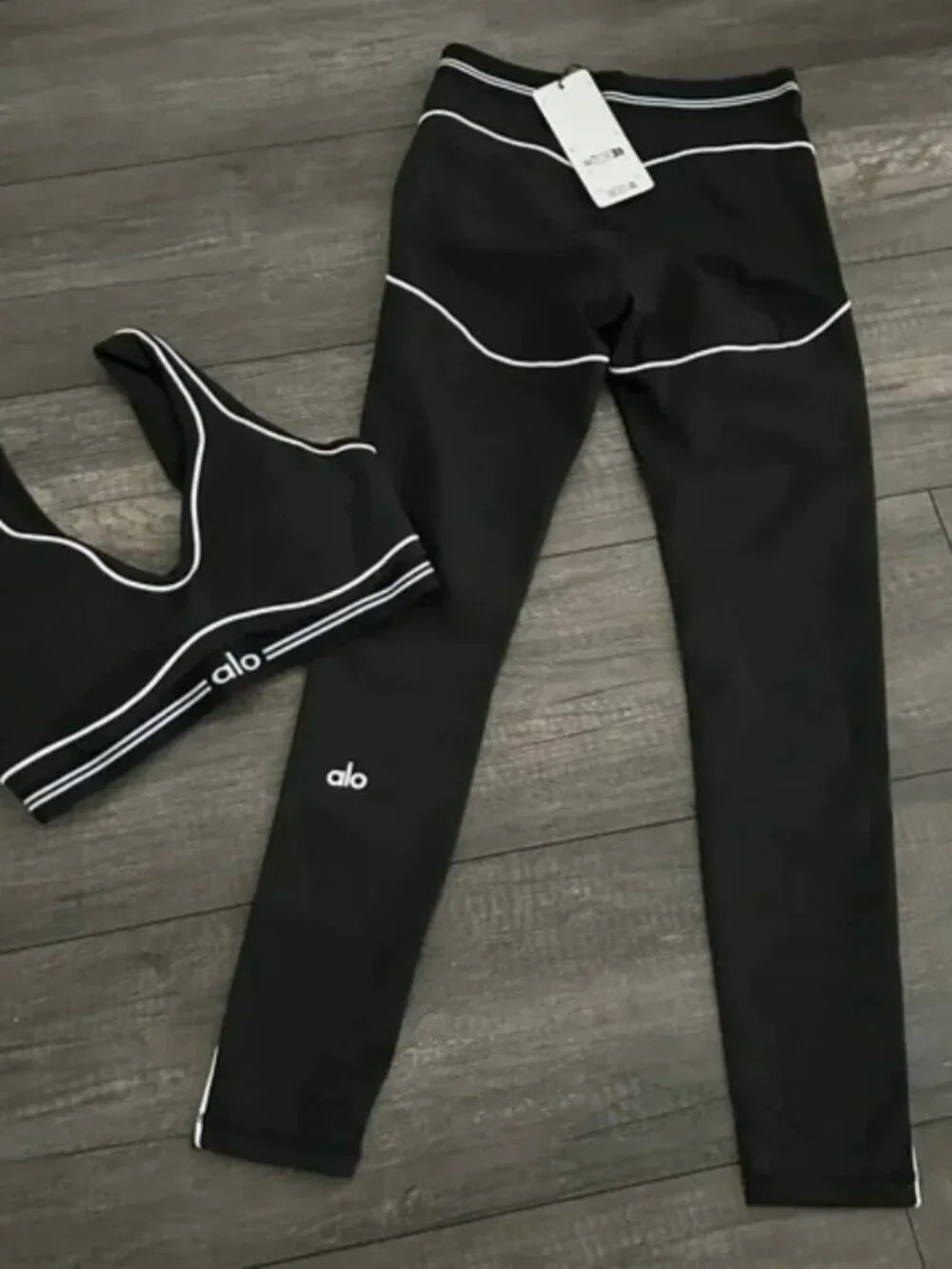 Alo Yoga outfit: tank top + stretchy, slimming leggings, black